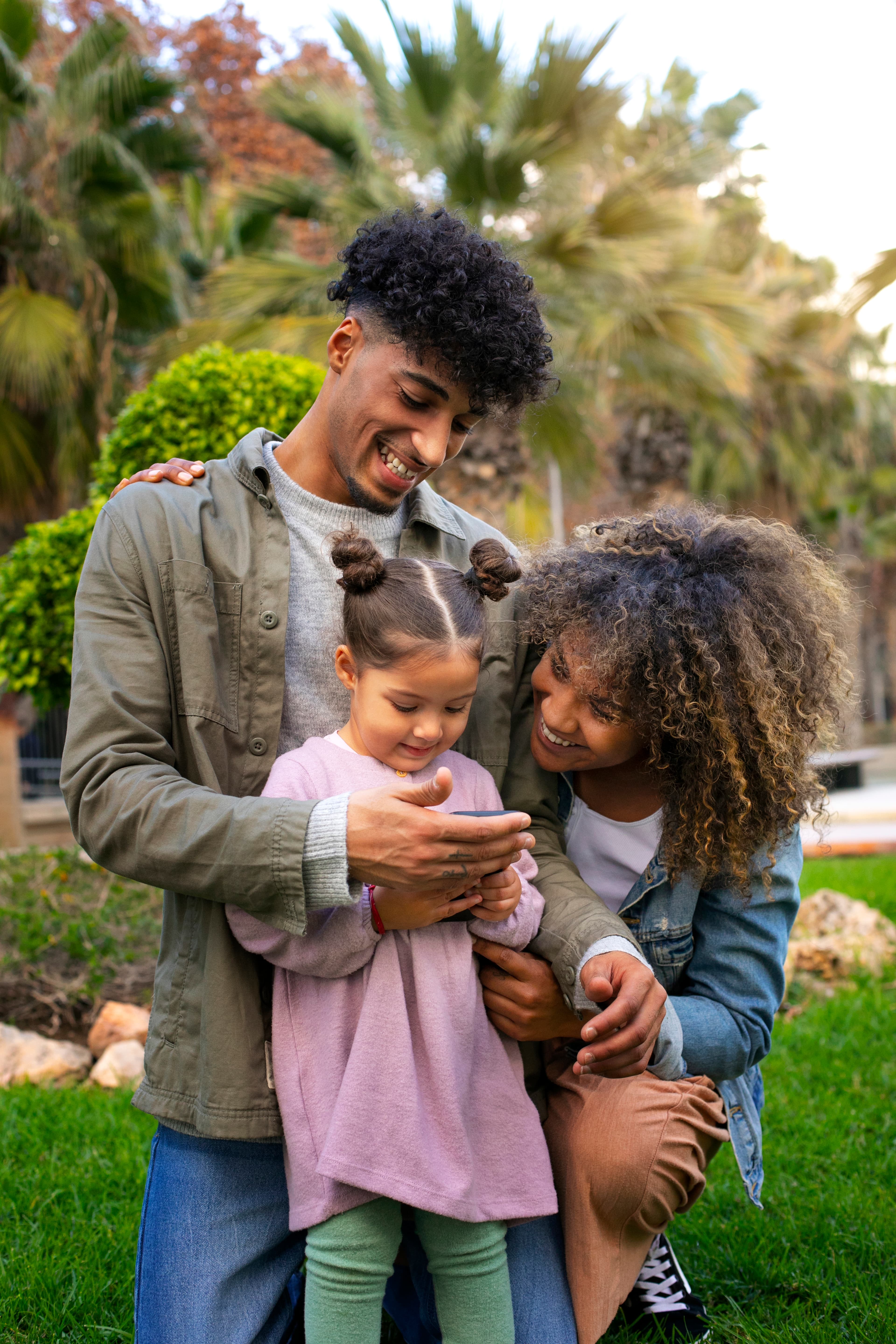 Família feliz usando aplicativo Leve